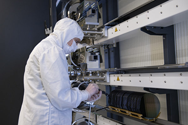 Semiconductor cleanroom wafer etching process